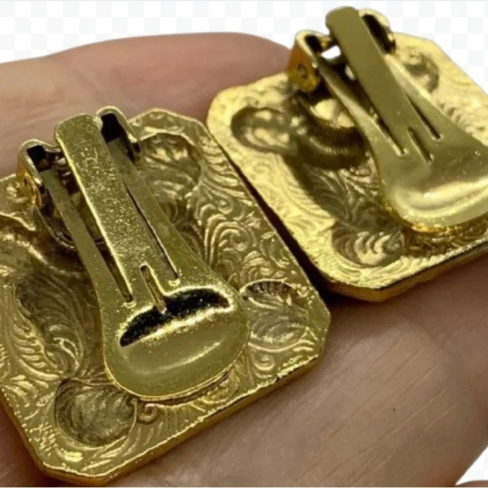 VINTAGE ETRUSCAN Earrings 1” Square Gold Tone Repousse Black onyx neoclassical